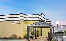 Days Inn By Wyndham Norfolk Military Circle